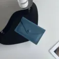 Detalle de monedero de sobre en piel azul, tarjetero minimalista ultrafino, cartera pequeña y suave. - Aguamarina