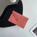 Porte-monnaie enveloppe en cuir véritable pour femme, petit portefeuille compact et élégant. - Rouge pastèque