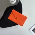 Tarjetero sobre minimalista de cuero naranja, monedero de piel suave y delgado detalle. - Naranja