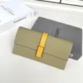 Portafoglio lungo da donna in pelle con cinturino verticale a contrasto e tasche per carte. - Grigio