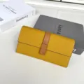 Elegante portafoglio lungo giallo con cinturino marrone, pelle testurizzata, capiente. - Giallo