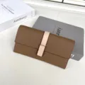Elegante portafoglio lungo da donna marrone con cinturino beige a contrasto, design chic. - Kaki
