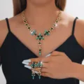 Primo piano dettagliato della lussuosa collana in oro con strass e orecchini verdi set. - Stile Verde (054)