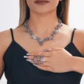 Primo piano dettaglio collana anello perle grigie strass per abito da sera gioiello - Stile Grigio (048)