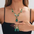 Splendido set collana e orecchini a goccia in strass verde, eleganti accessori di gioielleria. - Stile Verde (039)