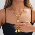 Vista dettagliata del set di gioielli collana e orecchini con strass da sposa. - Stile Champagne (043)