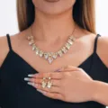 Splendido set collana orecchini farfalla strass oro vista ravvicinata dettagliata. - Stile Colore AB (025)