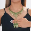 Elegante set di gioielli da sposa con collana e orecchini di strass verdi per feste di donna. - Stile Verde (035)