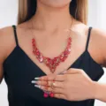 Dettaglio del set di collana e orecchini con strass rossi per abiti da sera eleganti. - Stile Rosso (031)