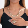 Elegante set gioielli collana e orecchini con farfalle perle strass dorati per banchetto. - Stile Oro (010)