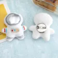 Simpatica spilla in peluche astronauta per vestiti, morbido distintivo uomo dello spazio. - Spilla Astronauta