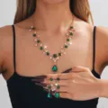 Elegante set di gioielli con collana e orecchini in strass dorati da donna per feste e nozze. - Stile Verde (022)