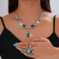 Set collana e orecchini a goccia con strass verdi, variante di gioiello elegante argentata. - Stile Verde (062)