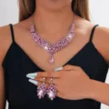 Splendido set di gioielli con collana e orecchini a goccia in strass rosa per feste e spose. - Stile Rosa (063)