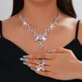 Set collana e orecchini da sposa con strass a goccia, gioielli floreali argentati. - Stile Viola (068)