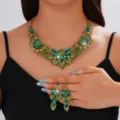 Splendido set di gioielli con collana e orecchini in strass di cristallo verde per feste sposa - Stile Verde (075)