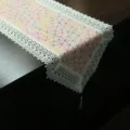 Runner da tavola in pelle PU con motivo geometrico colorato e bordo in pizzo bianco. - Stile Tre Pesca