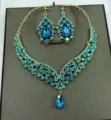 Goldfarbenes, türkisfarbenes Strass-Halsband und Ohrringe elegantes Brautschmuck Set. - Gold Basis Blau Set