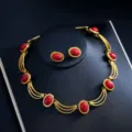 Goldfarbene Statement-Halskette und Ohrringe Set mit roten Schmucksteinen für Feiern. - d432 Rot