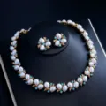 Elegantes Braut Schmuckset mit weißen Perlen und blauen Zirkonen in goldenem Metall. - d292 Weiß