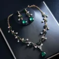 Elegantes goldfarbenes Halsketten- und Ohrring-Set mit grünen Kristallen für Damen. - d613 Grün