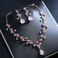 Elegantes vergoldetes Kristall Blumen Halskette und Ohrringe Set, ideal für Hochzeiten. - d613 Rosa