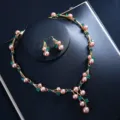 Elegantes Gold Halskette und Ohrringe Set mit rosa Perlen und grünen Zirkonia Steinen. - Grünes Strass Künstliche Rosa Perlen Set / 14.0