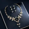 Elegantes goldplattiertes schwarzes Zirkon Halskette Ohrringe Set Damen Hochzeit Schmuck - Schwarzes Strass Großes Blumen Set / 12.7