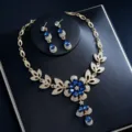 Luxus goldfarbene blaue Zirkon Halskette Ohrringe fuer Braut Hochzeit Schmuck Damen. - Dunkelblaues Strass Großes Blumen Set / 12.7