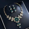 Grünes Edelstein Blume Strass Gold Halskette und Ohrringe Set für elegante Hochzeitsfeier Schmuck - Dunkelgrünes Strass Großes Blumen Set / 12.7