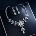 Silbernes Kristall Braut Schmuckset mit Blumen Halskette und passenden Ohrringen. - Silbernes Strass Großes Blumen Set / 12.7