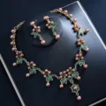 Elegantes Braut Schmuckset mit gruenen Kristallen und Perlen fuer besondere Anlaesse. - Grünes Strass Künstliche Rosa-Braune Perlen Ranken Set / 14.9g