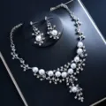 Braut Perlen Strass Halskette Ohrringe Set Hochzeit Schmuck Silber eleganter Damenschmuck - Set mit silbernen Kunstperlen und weißen Strasssteinen