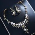 Vergoldete Perlen Strass Braut Halskette Ohrringe Schmuck Set elegante Hochzeit Party - Set mit goldenen Strasssteinen und weißen Kunstperlen