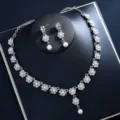 Elegantes Zirkon Perlen Blumen Schmuckset Halskette Ohrringe für Hochzeitsbankett. - Silbernes Set mit mehreren Blumen