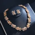 Goldfarbene Perlen Blatt Halskette und Ohrringe Schmuckset fuer Damen elegante Hochzeit - Beiges Kunstperlen-Set