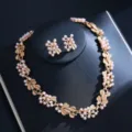 Goldfarbenes Blätter Perlen Halskette und Ohrringe Schmuckset für Damen Hochzeit Party. - Hellrosafarbenes Kunstperlen-Set