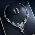 Elegantes silbernes Kristall Braut Schmuckset Halskette und Ohrringe für Hochzeit. - Silbernes Blätter-Set