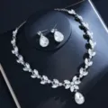 Silbernes Strass Braut Halskette und Ohrringe Set, elegantes Blatt Design Schmuck Variante. - Silbernes Tropfen-Set
