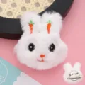 Dettaglio del fermaglio per capelli con coniglietto di peluche, ricamo di carote e spilla. - Spilla Fermaglio Coniglietto