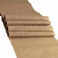 Detailansicht des natürlichen Jute-Tischläufers im rustikalen Vintage-Stil für Hochzeitsdeko. - 30*180cm / Leinen