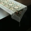 Nahaufnahme des frischen floral bestickten Tischläufers mit feiner weißer Borte und Quasten. - 40*220 cm / Orangerot
