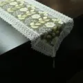 Nahaufnahme Detail von bestickter Blumen Tischläufer Spitze Textur elegante Dekoration - 40*220 cm / Zitronengelb