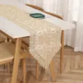 Vista dettagliata del runner da tavola in pizzo stile country con ricamo delicato. - 40x150cm Appuntito / Giallo Oro