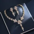 Goldfarbene Zirkon Halskette und Ohrringe Set für Damen Hochzeit Bankett elegante Schmuck. - Goldenes Langes Blätter Set