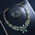Grüne Strass Kristall Blume Halskette und Ohrringe Schmuck Set für Frauen Hochzeit. - Grünes Fünfblättriges Blumenset