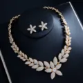 Gold Strass Blatt Halskette Ohrringe Set, elegante Braut Party Schmuck für Frauen. - Goldenes Fünfblättriges Blumenset