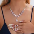 Luxus Zirkonia Braut Schmuckset mit eleganter Halskette und Ohrringen für Hochzeiten. - Rosa Dreiblättriges Set