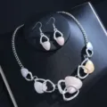 Elegantes silbernes Halsketten und Ohrringe Schmuckset mit stilvollen unregelmäßigen Steinakzenten. - Silber Großes Ausgeschnittenes Rosa Set