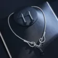 Elegantes silbernes Strass Schmuckset mit Halskette und Ohrringen fuer Braut zur Hochzeit. - Schwarzes langes Wassertropfen-Set